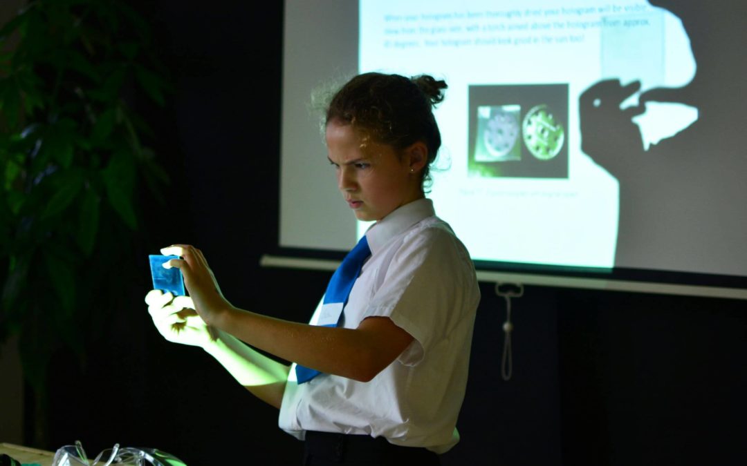 Future scientists explore light technologies in Phablabs photonics workshops
